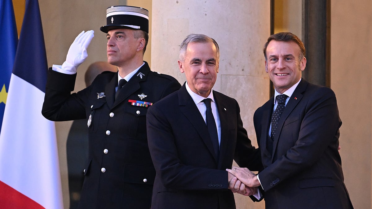 <div class="paragraphs"><p>Mark Carney, left, greets Emmanuel Macron, ahead of a Coalition of the Willing meeting in Paris, on Jan. 6. Photographer: Benjamin Girette/Bloomberg</p></div>