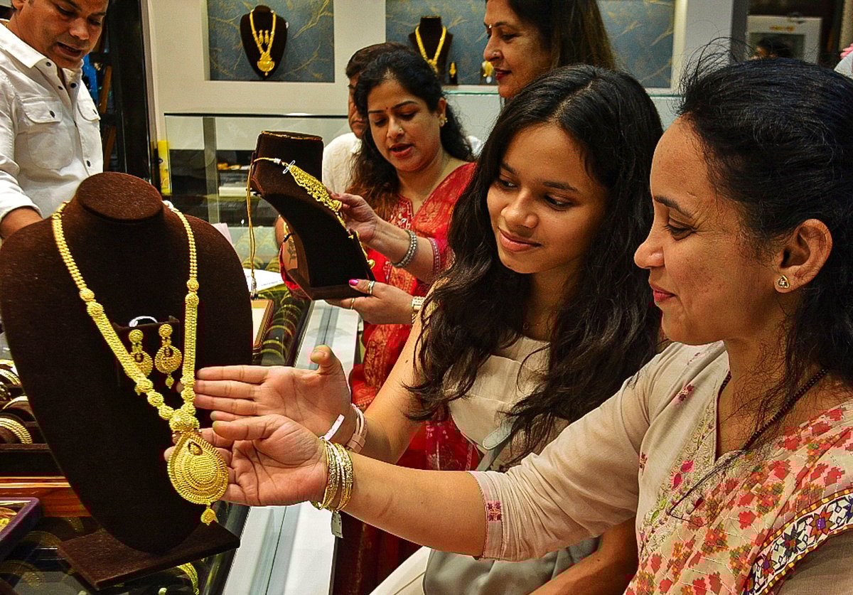 <div class="paragraphs"><p>Women purchase jewellery at a showroom on the occasion of 'Dhanteras', in Thane, Maharashtra, Saturday, Oct. 18, 2025. (PTI Photo)</p></div>