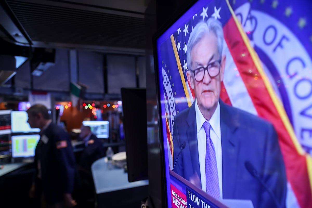 <div class="paragraphs"><p>A television station broadcasts Jerome Powell speaking&nbsp;on the floor of the New York Stock Exchange on Dec. 10. (Photographer: Michael Nagle/Bloomberg)</p></div>