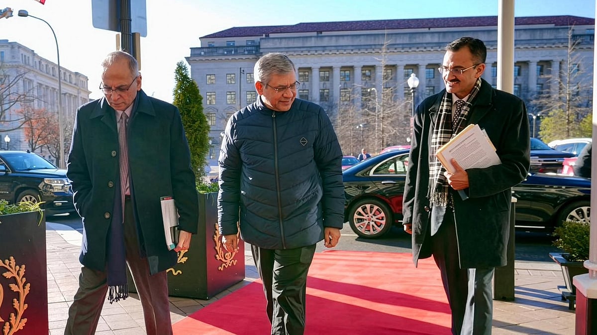 <div class="paragraphs"><p>Union Minister Ashwini Vaishnaw (centre) arrived in Washington on Sunday, Jan. 11, 2026 (Photo: X/Ashwini Vaishnaw)</p></div>