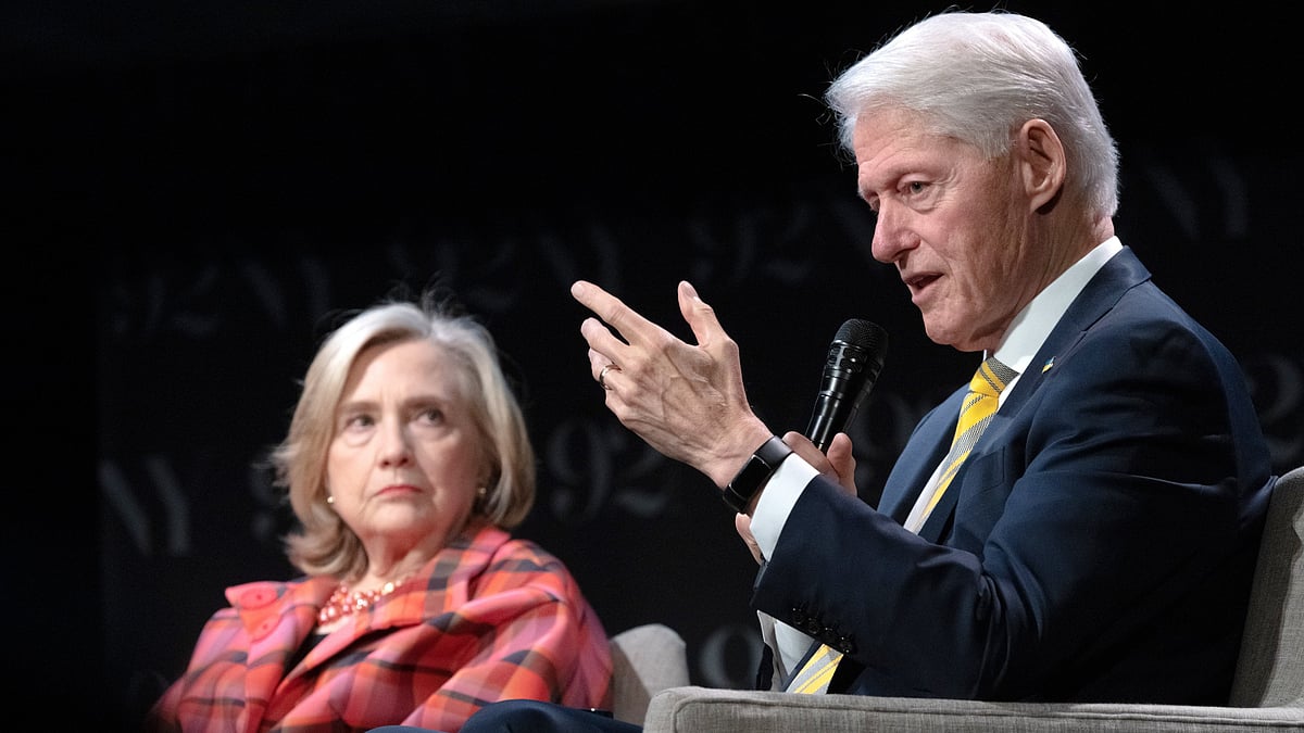 <div class="paragraphs"><p>Bill&nbsp;and Hillary Clinton (Photographer: Jeenah Moon/Bloomberg)</p></div>