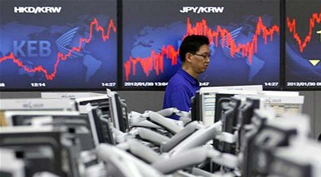 Sony CEO Kazuo Hirai, left, listens to former-CEO Howard Stringer | Source: AP