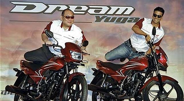 Honda India president Keita Muramatsu (left) and actor Akshay Kumar at the Dream Yuga launch in Gurgaon on Tuesday.