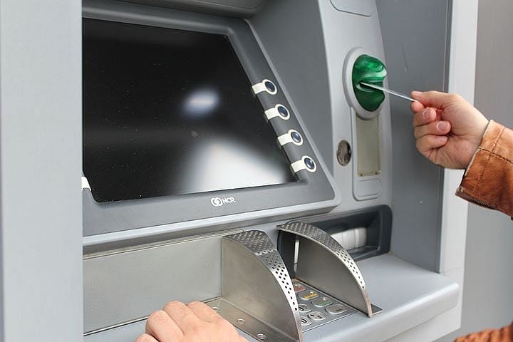 ATM से पैसे निकालने के नियम में बदलाव... बढ़ा चार्ज, 1 मई से लागू होते ही कटेगी आपकी जेब