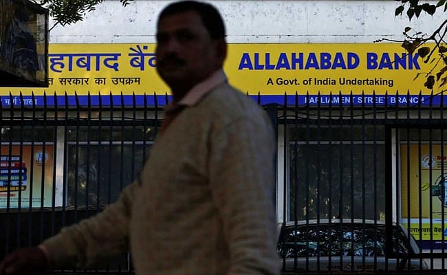 Employees and officers of Allahabad Bank staged a demonstration to protest against the merger.