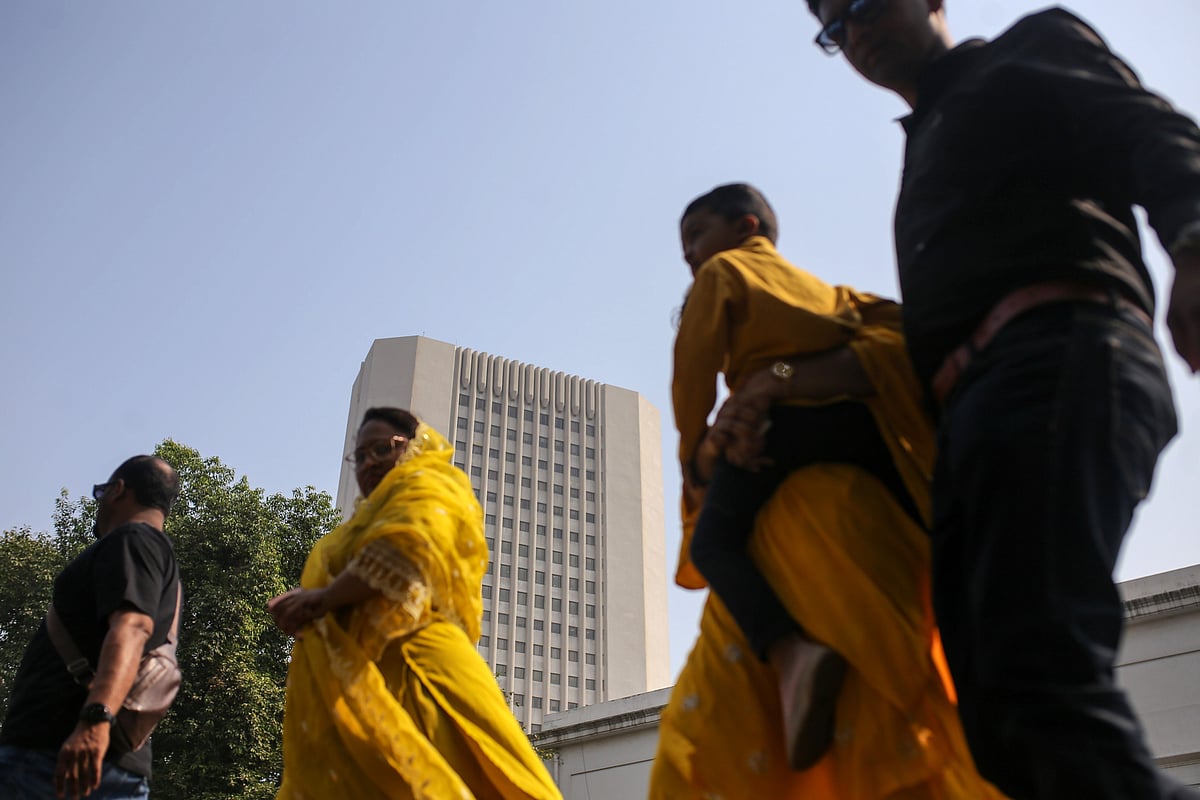 Indian Rupee Sees Volatility, RBI Intervenes to Stabilize Against Dollar