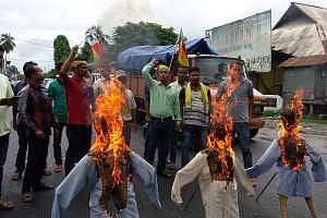 AKRSU आ ST बिमुं दाबिनानै मुसुका सावदों।