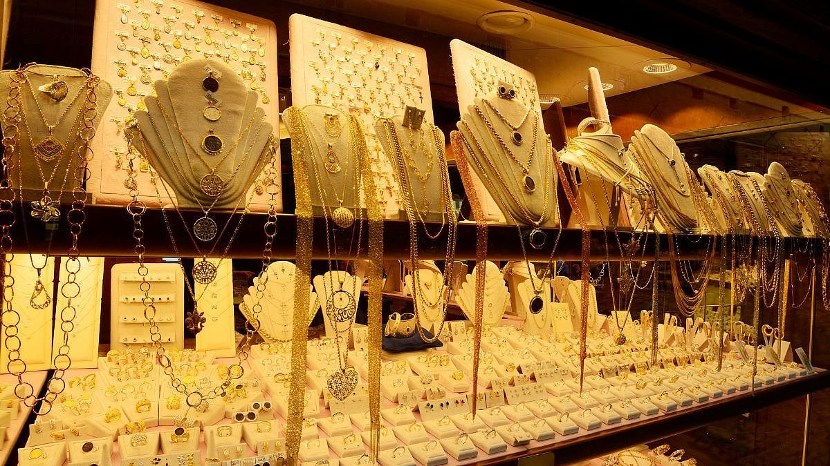 Gold Rate Today: सोने ने तोड़ा रिकॉर्ड, 850 रुपये के उछाल के साथ पहली बार पहुंचा 70 हजार के पार Gold Rate Today: सोने ने तोड़ा रिकॉर्ड, 850 रुपये के उछाल के साथ पहली बार पहुंचा 70 हजार के पार