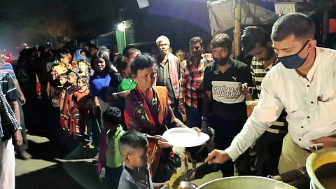  Thousands of poor people in various areas were fed 