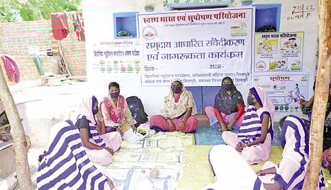  Britannia Suposhan Sakhis conducting a community session 