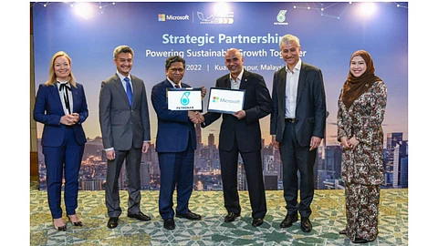  Representatives of Microsoft and Petronas signing co-operation agreements