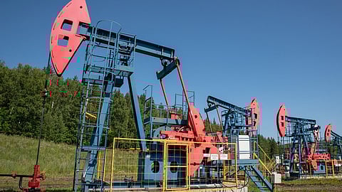 Oil prices dip as U.S.–China trade truce and Fed rate cut stir market caution
