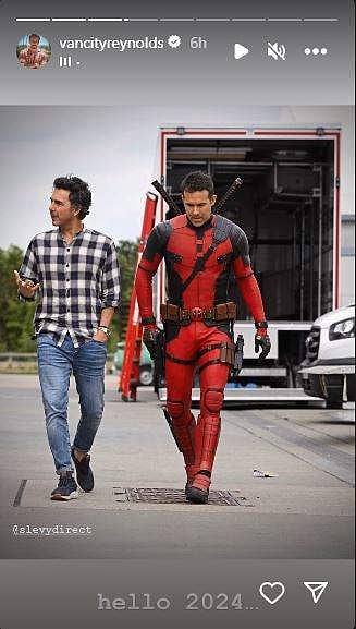 Ryan Reynolds Deadpool Costume First Look At Ryan Reynolds In New