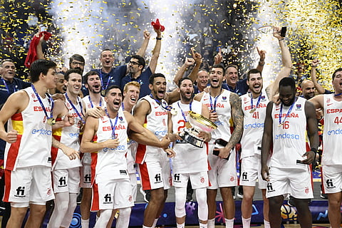 TOBIAS SCHWARZ/agence france-presse
Spain’s national basketball team celebrates its 88-76 win over France to rule the Eurobasket in Berlin.