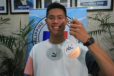 EJ Obiena proudly displays the bronze medal that he won in the World Athletics Championships in Eugene, Oregon last July. Photo by Bob Dungo