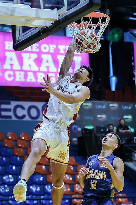 Photograph by Rio deluvio
for the daily tribune @tribunephl_rio
Perpetual’s JP Boral slams the ball against Jose Rizal’s Marwin Dionisio during their NCAA Season 98 basketball game yesterday at the Filoil EcoOil Centre in San Juan. The Altas won, 84-60.
