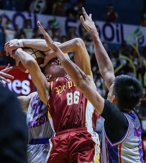 Arellano defenders give Marcus Nitura and University of Perpetual Help a tough time in their Season 98 NCAA men’s basketball game yesterday at the EcoOil FilOil Centre. The Chiefs won, 61-59. | Photograph by Rio deluvio for the daily tribune @tribunephl_rio