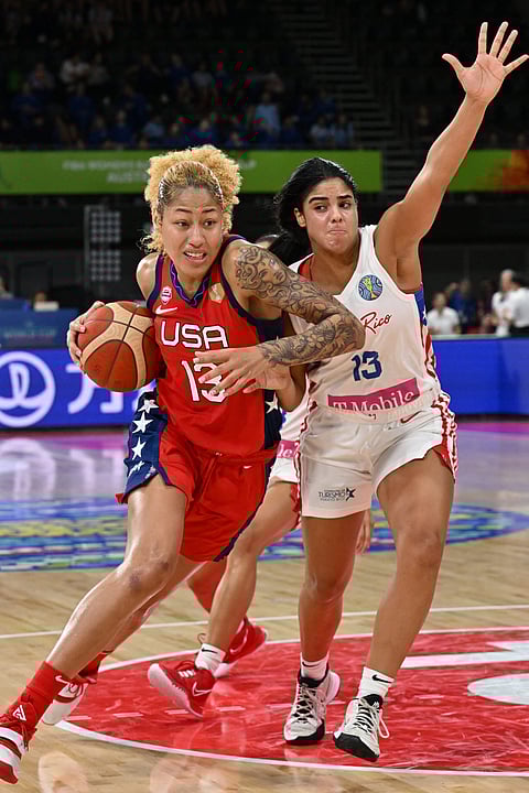 Shaikira Austin of Team USA drives past Nairimar Vargas of Puerto Rico in a lopsided game won by the Americans, 106-42, in the FIBA Women’s World Cup in Sydney. | SAEED KHAN/agence france-presse