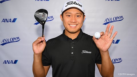 PHOTOGRAPH COURTESY OF jgto.org
JUSTIN de los Santos shows off the club and the ball he used to score an albatross in the par-5 ninth hole during the third round of the ANA Open in Hokkaido, Japan.
