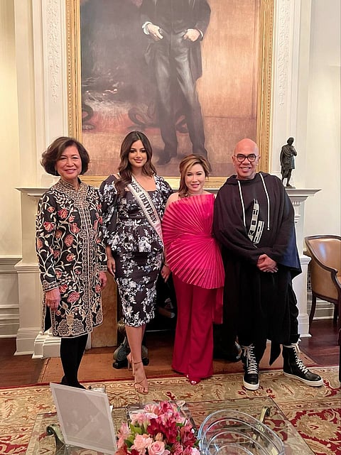 Photograph courtesy of FPHSUSA Inc.
(from left): Loida Nicolas Lewis, Miss Universe 2021 Harnaaz Sandhu, and Olivia Quido-Co with Boy Abunda.