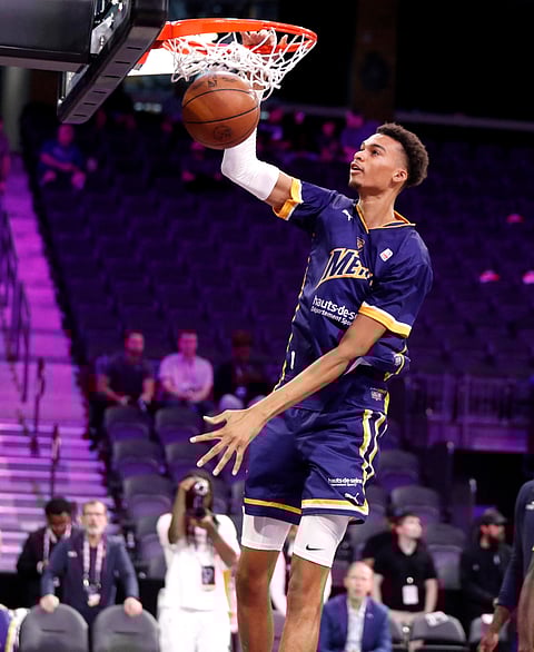 Victor Wembanyama catches the attention of NBA star LeBron James, in his first game in the United States. | STEVE MARCUS/agence france-presse