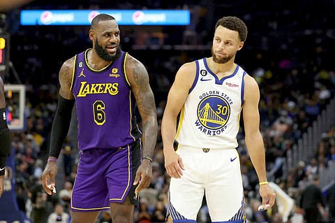SAN FRANCISCO, CALIFORNIA - OCTOBER 18: LeBron James #6 of the Los Angeles Lakers speaks to Stephen Curry #30 of the Golden State Warriors during their game at Chase Center on October 18, 2022 in San Francisco, California. NOTE TO USER: User expressly acknowledges and agrees that, by downloading and or using this photograph, User is consenting to the terms and conditions of the Getty Images License Agreement.   Ezra Shaw/Getty Images/AFP (Photo by EZRA SHAW / GETTY IMAGES NORTH AMERICA / Getty Images via AFP)
