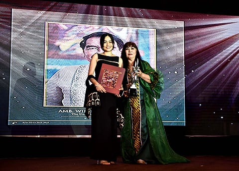 DINAH Ventura, Daily Tribune managing editor, and ‘Asian Heroes’ author Bing Carrion.