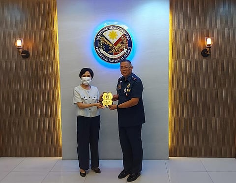 SHON Jeong-mee, Korean National Police Agency assistant director, and Police General Rodolfo Azurin Jr., chief of the Philippine 
National Police. | photographs courtesy of the korean embassy in the philippines