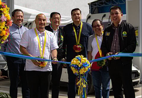 SEAOIL CEO Glenn Yu and Atty. Jeron Manzanero from the Office of the City Administrator of Pasig led the ribbon cutting ceremony during the grand opening of SEAOIL’s 700th station in C5 Ugong. Joining them are (back row from left to right) SEAOIL President for Commercial Business and COO Stephen Yu, SEAOIL Chairman Francis Yu, Pasig City Vice Mayor Robert Vincent Jaworski Jr., and Engr. Engracio Santiago representing Barangay Ugong Chairman, Lizbeth Santiago. | Photograph courtesy of SEAOIL