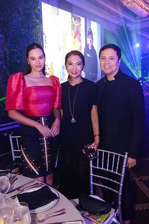 PHOTOGRAPH COURTESY OF GALERIE JOAQUIN
Catriona Gray with Tess and Michael Cacnio.