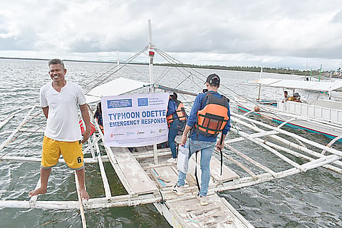 Save the Children staffer helps deliver much-needed hygiene kits in Barangay Nueva Estrella, Bien Unido, Bohol on 18 January. |  Photograph by LJ Pasion of Save the Children Philippines