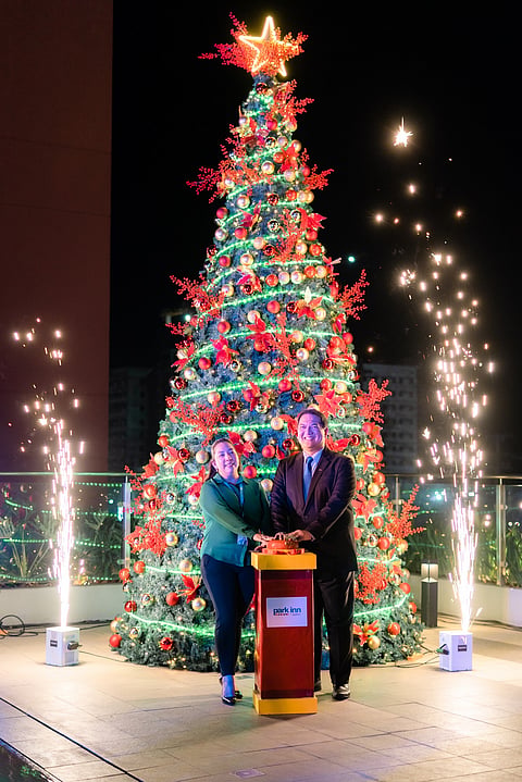 PHOTOGRAPHS COURTESY OF
SM Hotels and Conventions Corp.
Ceremonial lighting of the Christmas tree led by Julia Javellana, assistant mall manager of SM City Bacolod, and Sherwin Lucas, general manager of Park Inn by Radisson Bacolod.