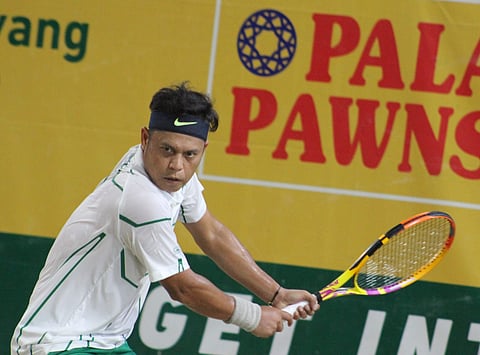 Photograph courtesy of PP Tennis
Veteran Johnny Arcilla powers his way past Jan Godfrey Seno, 3-6, 6-0, 6-1, to win the Naga Open title.