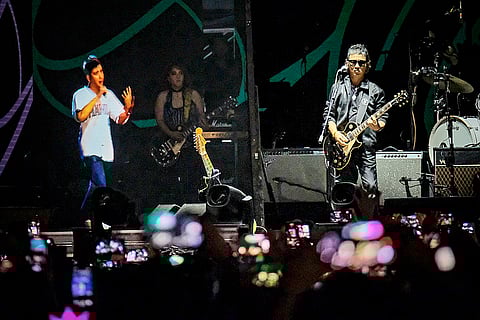 PHOTOGRAPH BY YUMMIE DINGDING FOR THE DAILY TRIBUNE
ELY Buendia on stage with Francis Magalona’s hologram at the EHeads reunion concert.