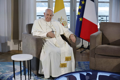 Pope Francis waits for the arrival of French President Emmanuel Macron at the Palais du Pharo in the southern port city of Marseille on 23 September 2023. (Photo by Sebastien NOGIER / POOL / AFP)