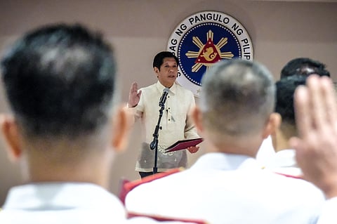 Photograph by Yummie Dingding for the Daily Tribune @tribunephl_yumi/PPA POOL
PRESIDENT Ferdinand Marcos Jr. administers the oath-taking of the 55 newly promoted star-rank generals of the Philippine National Police in a ceremony at the Heroes Hall of Malacañang Palace yesterday. Last week, 57 generals were also sworn in. In total, over 119 were promoted; however, only 113 were able to attend the ceremony.