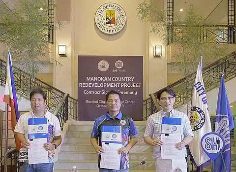 Bacolod City Legal Officer Romeo Carlos Ting, Jr., Bacolod City Mayor Albee Benitez, and SM Supermalls’ President Steven Tan signed the lease agreement for the redevelopment of the iconic Manokan Country. SM turned over P131M in advance rental payment after the signing.