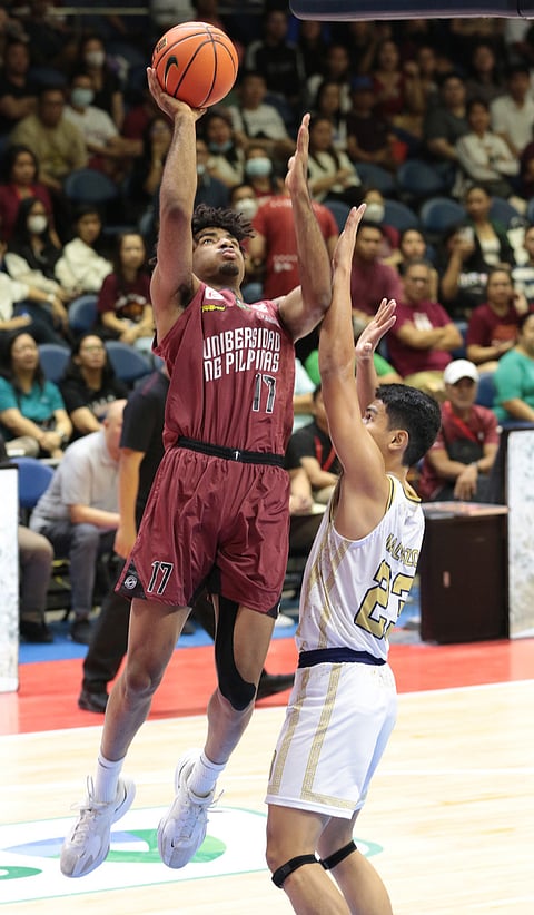 Francis ‘LeBron’ Lopez and the University of the Philippines tower over Mike Malonzo and the National University in their Season 86 UAAP basketball game yesterday at the Smart Araneta Coliseum. The Maroons won, 78-60. | Photograph by JOEY SANCHEZ MENDOZA for the Daily Tribune
@tribunephl_joey