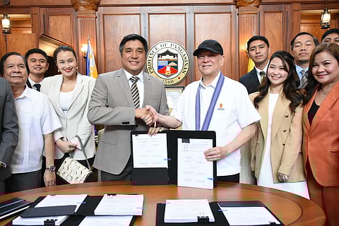 San Miguel Corporation president and CEO Ramon S. Ang (fifth from left) signs the joint venture agreement and toll concession agreement with Pangasinan Gov. Ramon Guico III for the Pangasinan Link Expressway, a 76.8-kilometer expressway.(Photograph Courtesy of SMC)
