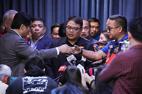 photograph by DIANNE BACELONIA for the daily tribune
SENATOR. Ramon ‘Bong’ Revilla Jr. shakes hands with Task Force Special Operations chief Edison ‘Bong’ Nebrija and MMDA chair Romando Artes after they each apologized to him at the Senate for an alleged bus lane violation.The MMDA reported Wednesday morning that Revilla was apprehended for using the EDSA carousel busway, which the senator, has denied.