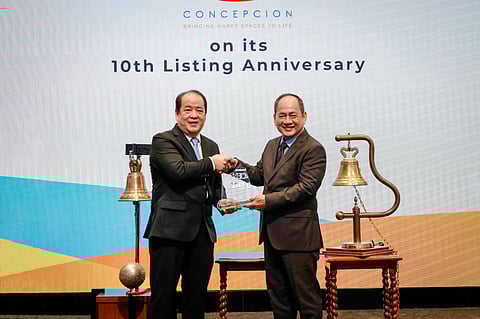 Photograph courtesy of PSE
PSE president and CEO Ramon Monzon (right) hands the listing anniversary plaque to CIC chairman and CEO Raul Joseph Concepcion.
