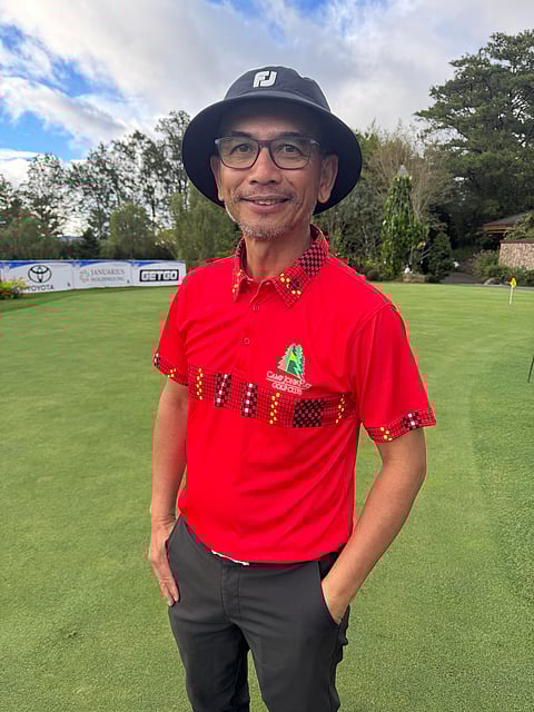 Photograph by ADRIAN FLORES for the Daily Tribune
Bayani Tecson emerges with an 8-over-par 69 to tow Camp John Hay Golf Club-1 closer to the Fil-A division title of the 73rd Januarius Fil-Am Golf Invitational seniors’ competition.    