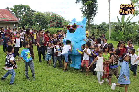 Heneral Tuna delighted students of Santa Cruz Mission School in Lake Sebu.