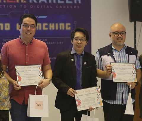 Photograph by joey sanchez mendoza for the daily tribune @tribunephl_joey
ROTARACT MENTORS (from left) RC Makati director and Service Project chairperson Bom Villatuya, Rotarian Teotimo Gimeno of Rotary Club of Pasay Silangan, and RC Makati director for Youth New Generation James Julian Lim pose with their plaque of appreciation given by the Rotaract Club of Makati. The three gentlemen were guest speakers during the grand launch of the Rotaract Club of Makati’s B.E.T.T.E.R Kareer Introduction to Digital Careers project held at the MRCFI Builidng, in Guadalupe Viejo, Makati last 28 October 2023. 
