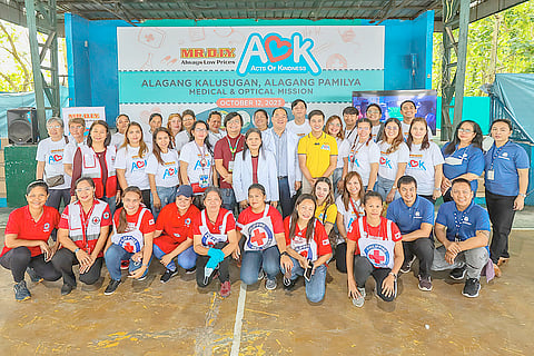 photograph courtesy of DIY
Alagang Kalusugan, Alagang Pamilya Medical and Optical Mission Volunteers from MR. DIY Philippines, Red Cross of The Philippines and the City Health Office of Carmona, Cavite.
