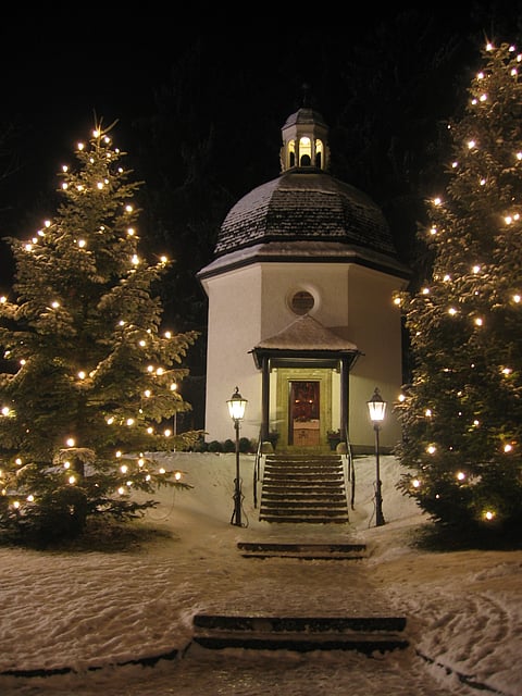 Silent Night Chapel in Oberndorf bei Salzburg, Austria. Photo by Gakuro (CC BY-SA 3.0 DEED)
https://creativecommons.org/licenses/by-sa/3.0/deed.en
