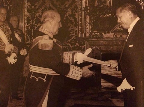 Hernaez (right) presents his diplomatic credentials to Gen. Franco as Philippine ambassador to Spain, 1960.