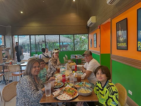 The Lahbatis enjoying a meal. | 📷 @abdel_lahbati/Instagram.