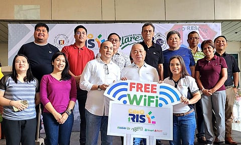 photograph courtesy of PLDT Enterprise
PLDT Enterprise and the City of Cagayan de Oro LGU signed a partnership agreement to provide free internet access to the barangays of CDO City — the logistics and business center of Northern Mindanao. CDO City Mayor Rolando ‘Klarex’ Uy led the signing of the free WiFi access agreement as part of his administration’s push to make the region a Smart City. PLDT Enterprise is represented in the contract signing by senior relationship manager Anthony Khass Navales (3rd from left, front row). Also present during the event are (from left, top row) CDO City Councilors John Michael Seno, Atty. Joey Abbu, Roger Abaday, Edgar Cabanlas, Yan Lam Lim, Romeo Calizo, Maria Lourdes Gaane, and James Judith II. In the front row, from left, are City Council members Suzette Magtajas-Daba and Yevonna Yacine Emano, PLDT Enterprise’s Navales, Mayor Uy, and Judee Caroline Chaves, Smart’s Mindanao relations head.