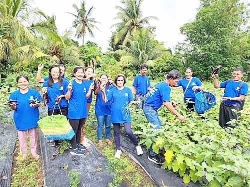 DAR, farmer groups participate in SM Sunday Market